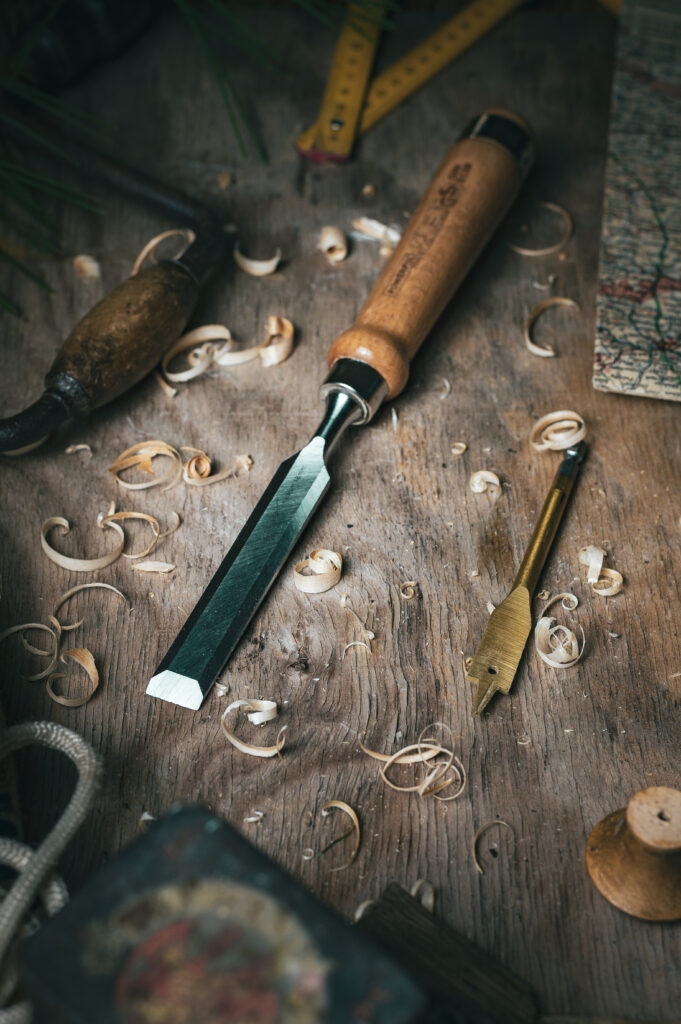 Auf einem Tisch liegen verschiedene Werkzeuge für die Holzbearbeitung